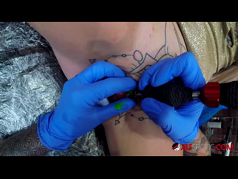 ❤️ Extrem tattooed Hottie Sully Savage krut en Tattoo op hirem Klitoris ❤ Sexvideo op Porno lb.fulldesisex.ru ❌️